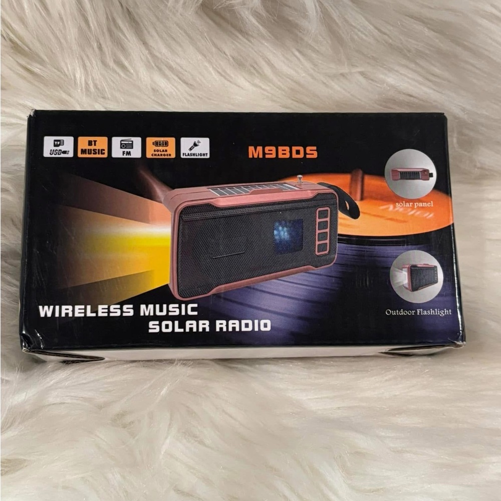 Wireless Music Solar Radio and Flashlight NEW